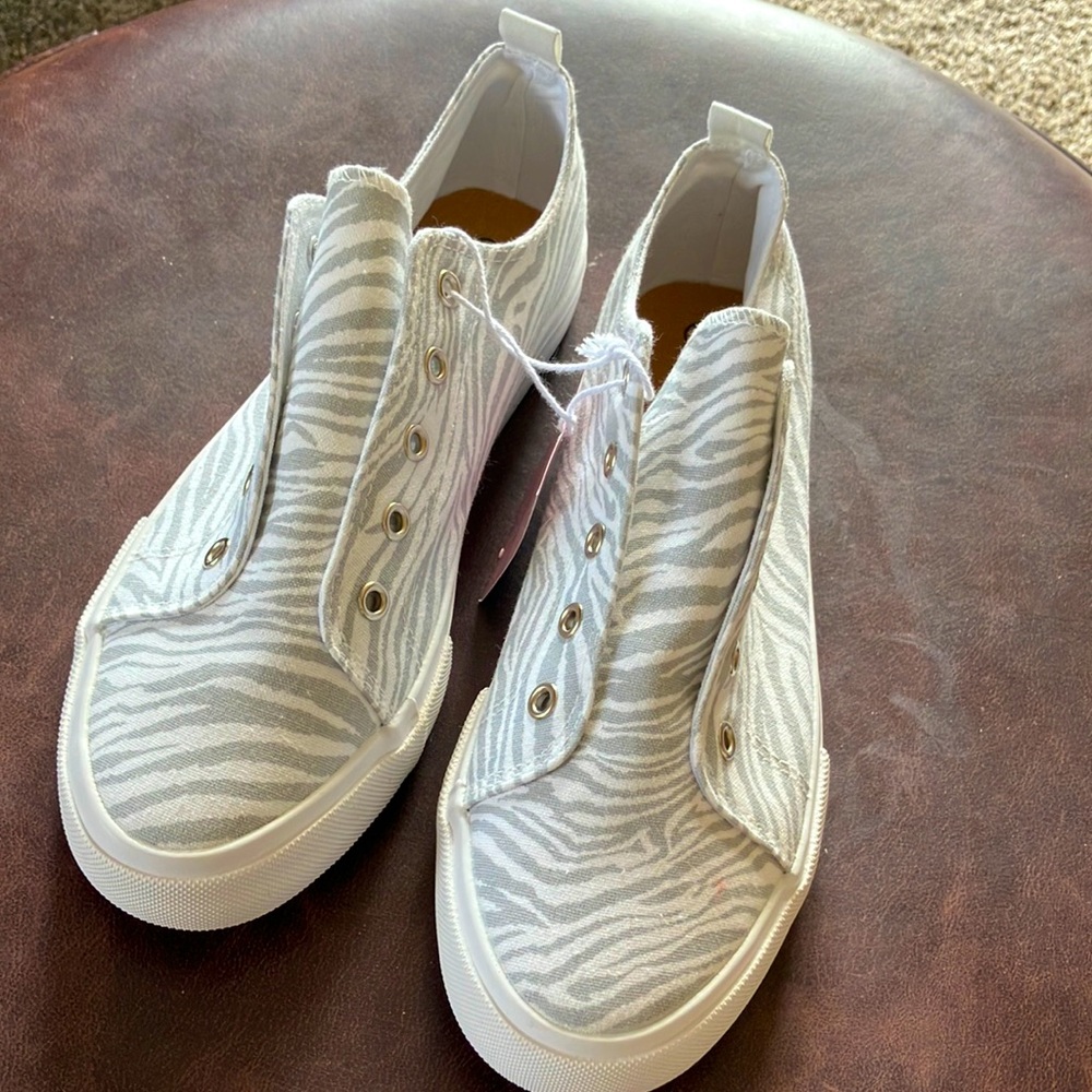 Serra Ladies Canvas Sneakers...SIZE 9 Animal print gray run large!